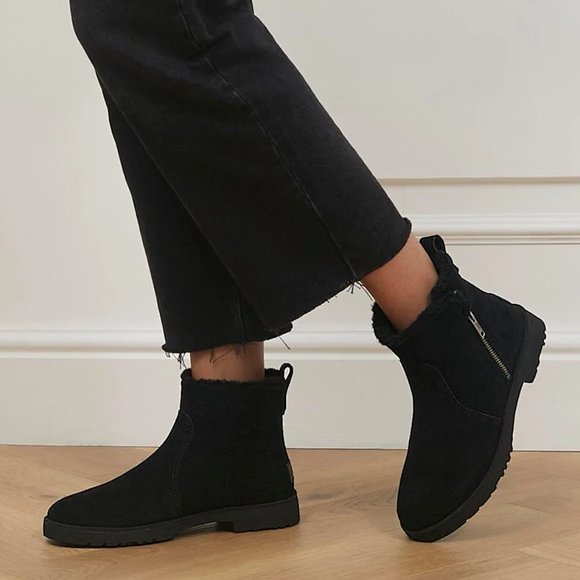 New UGG Romely Black Fur Zip Ankle Boots - Picture 1 of 10